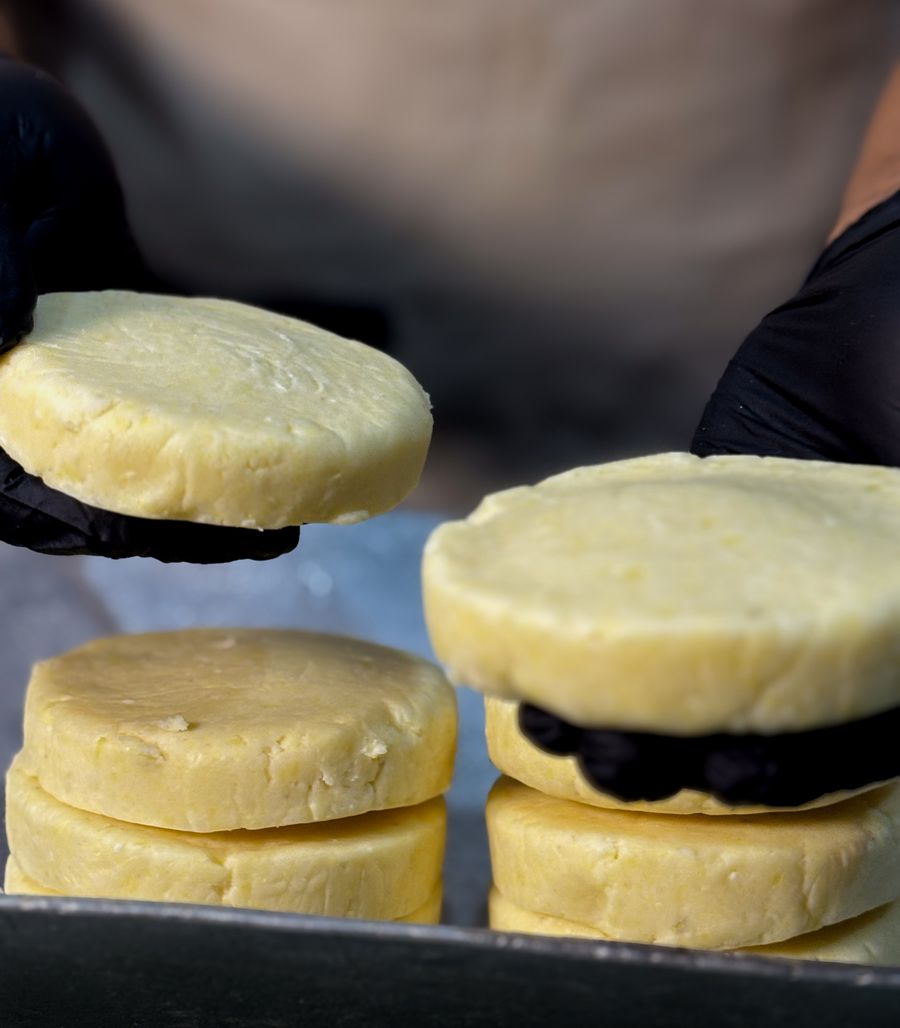 Arepas quesudas hechas a mano, una a una